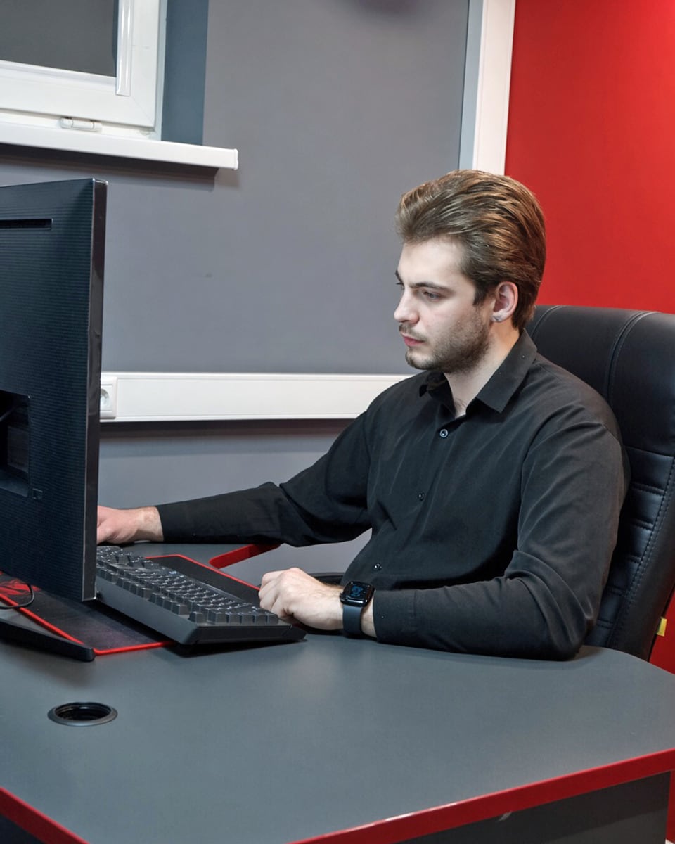 Разработчик monoclick за рабочим местом