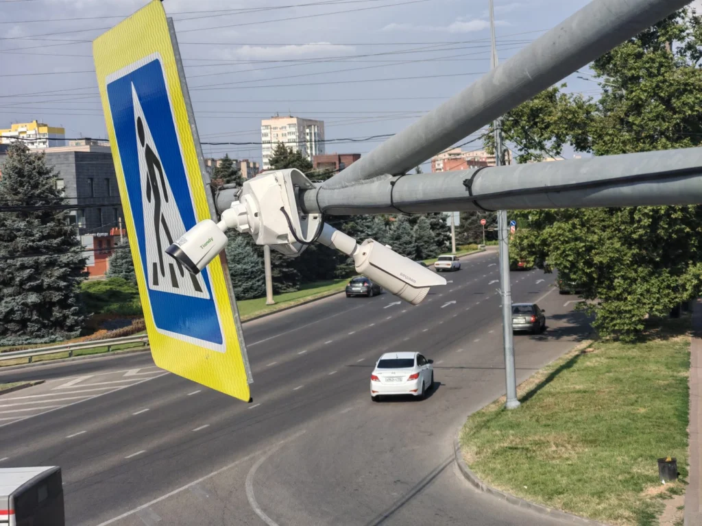 Умные камеры видеонаблюдения на перекрёстке Мачуги и Автолюбителей
